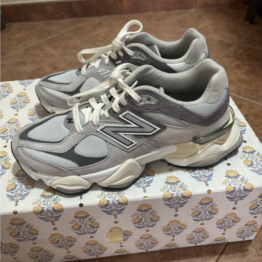 New Balance Women's Silver and Gray Sneakers